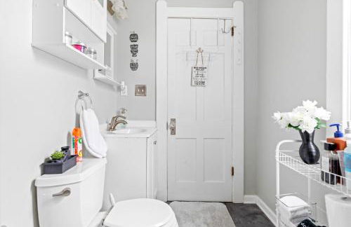 Luxe Suite with Pool Table, King Bed, 3 TVs, & Free Parking - Foto 34