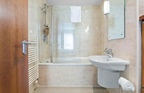 Central 2BR Park Royal Apartment with Balcony and Parking - Photo 7