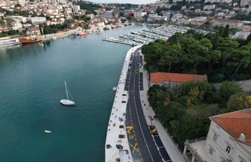 Waterfront stone house in city center - Photo 17