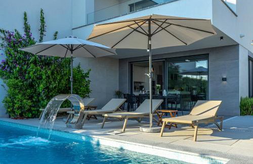 Luxury White Sails Villas with a Multi Sport Court and Sea View - Photo 10