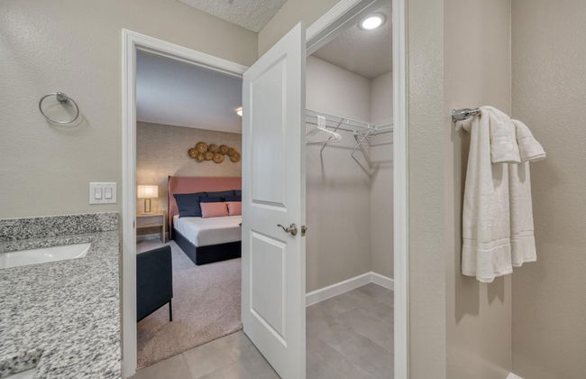 Luxury 5 Bedroom Home 10 Minutes From Disney - Photo 23