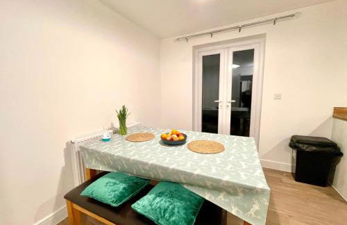 Churchill House 3 Bedroom Sleeps 6 Free Parking - Photo 2