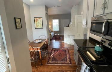 HISTORIC DOWNTOWN KING BED COTTAGE- PARKING and PATIO - Foto 38