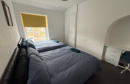 Central 3BR Home - Huddersfield Serviced Accomodation - Walk to Station & Town - Business Travellers - Families - Students - Photo 27