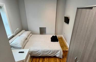 FRESH Flat in Leek, Staffordshire - Photo 27