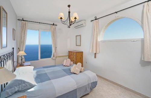 Breathtaking Seaside Villa with Heated Saltwater Pool & Panoramic Terraces - Foto 14