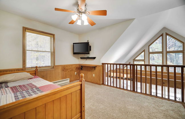 Woodland Oasis by Avantstay Hot Tub, Firepit, Walk to Lake - Photo 35