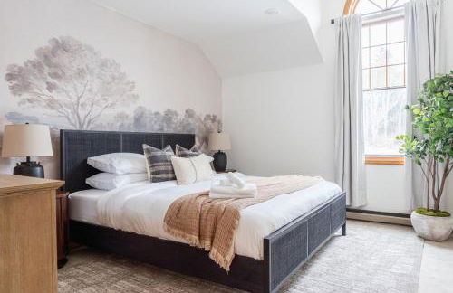 8BR Luxury Maplewood Manor, Hot Tub & Fire Pit - Foto 17