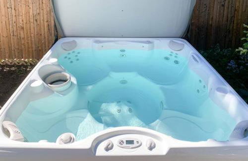 Bohemian Bungalow with Hot Tub - Foto 34