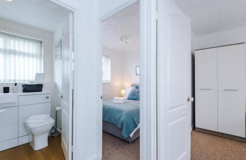 4BR Home for 8, Full Kitchen, Parking, WiFi in Northwich - Photo 67