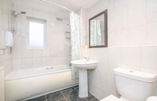 5 bed house with free secure parking in pleasant quiet location - Photo 12