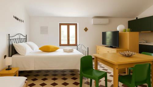 PARATICO - Lakefront Apartment with Pool Access & Free Parking - Foto 2