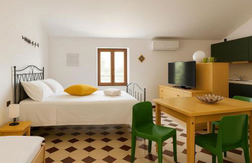 PARATICO - Lakefront Apartment with Pool Access & Free Parking - Foto 2