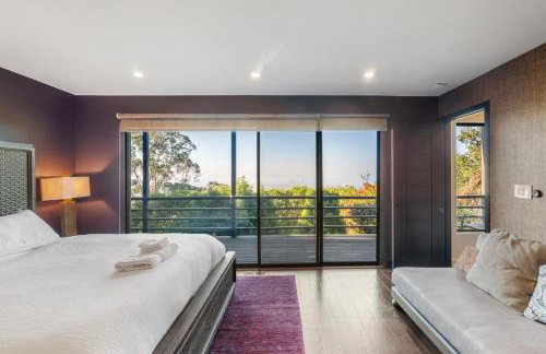 Luxury 3BR Hillside Retreat wAC Panoramic View - Photo 26