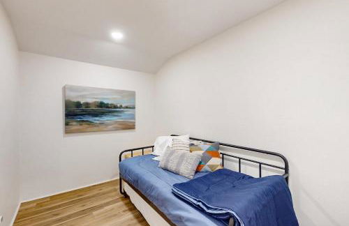 6 Mi to Lake Brookeland Home with Treehouse Vibes - Photo 15