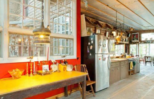 Eclectic Riverfront Log Cabin and Artist Retreat for Groups in Castle Hayne, North Carolina - Foto 16