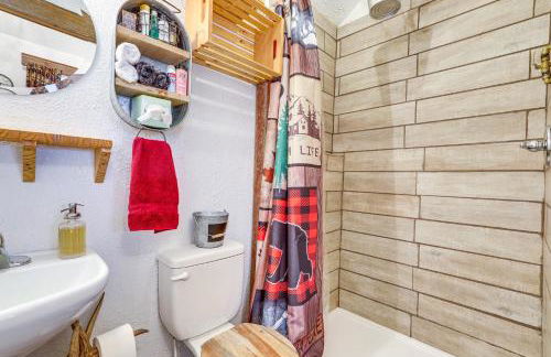 Glenvil Cabin with Gas Grill Steps to Dock and Pond! - Foto 9