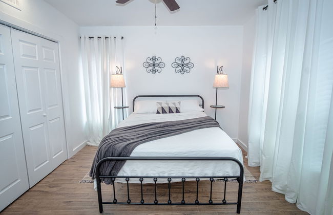 Huge Remodeled 5BR 4BA House Sleeps 20 Downtown - Photo 4