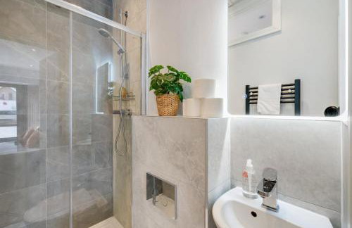 Luxury 5 Bedroom, 4 Bathroom Home in Purley - Foto 52