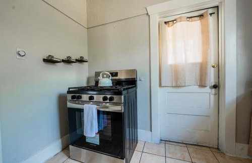 Work Desk- FirePit-Pool-Steps to UofA - Foto 35