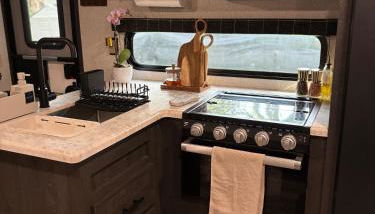 Modern Luxury RV Retreat, Your Cozy Tiny Home - Foto 2