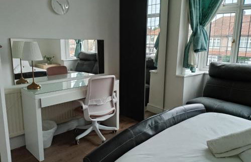 4 bedroom Home Family or Work Stay London - Photo 2