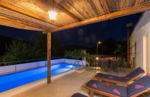 Tranquil Villa with Pool - Photo 22