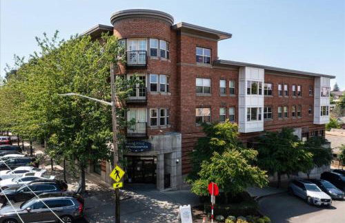 Chic 2BR • King Beds • Huge Patio • 95 Walk Score! - Foto 58