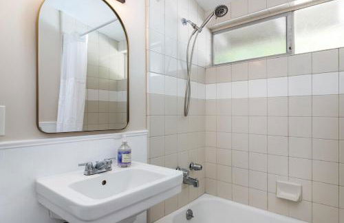 SoCal Retreat with Pool and Spacious Backyard - Foto 36