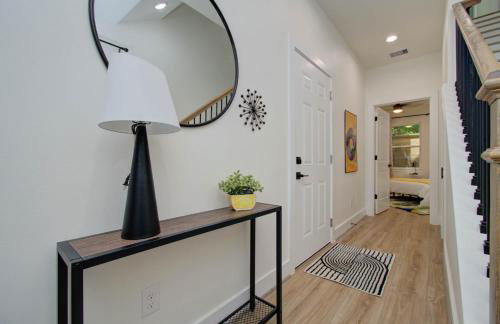 3bd-Rooftop Movie Theater-BBQ-Retro Music Theme-Downtown 8mins - Photo 39