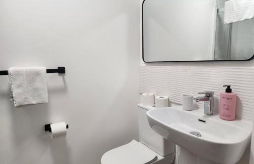 Luxury 2-Bed Apartment with AC, Sleeps 6, Private Garden, Free Parking, Netflix - Photo 8