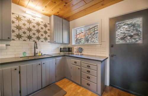 Forest Escape - Situated on the quiet side of the lake, nicely decorated contemporary cabin! - Foto 16