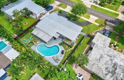 Eagle's Way with Firepit Heated Pool and Sunroom Near BEACH - Foto 36