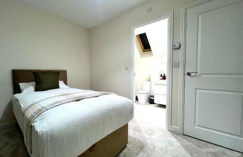 Swan's Place - Large 4bed home, Sleeps 9, Parking x2 & Games room - Foto 56