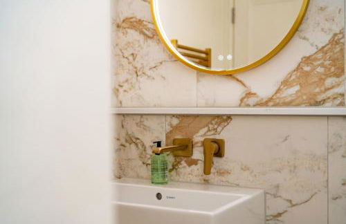 Dragon Suites Luxury Apartments at Rutland Square - Photo 31