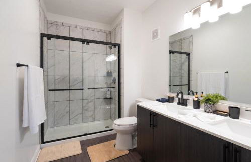 Sunrise Glow Spacious 2BR 2BA 2 King Beds Gym WFH - Foto 34