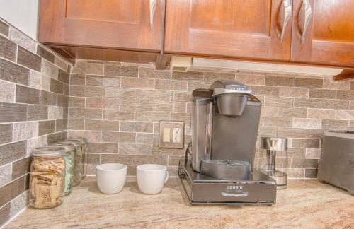 Bushwick Gem with Spacious King Bed, 2 Baths with Modern Kitchen & Steps to train - Foto 10