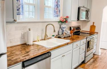 Cozy 2BR Apt w KING in historic dist. 1mi to sq. - Foto 26