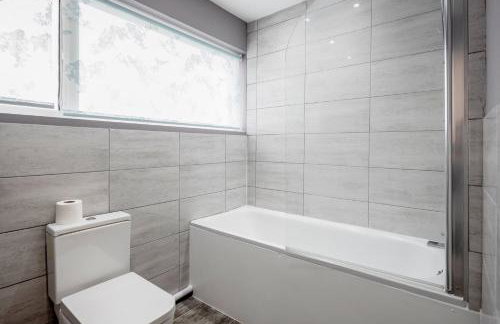 Remaj Serviced Accommodation, sleeps 7 & free parking - Foto 5