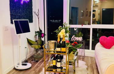 Hollywood Penthouse with Balcony & Pool View - Photo 22