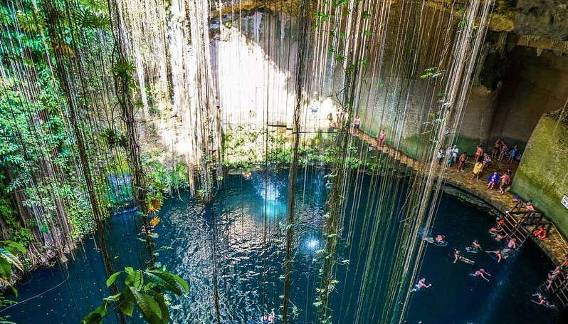Água turquesa no cenote Ik-Kil