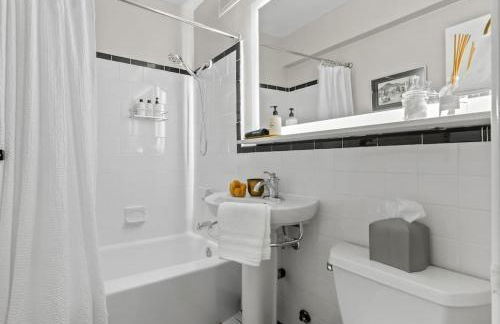 The Lexington - Serene Apartment, 5 min to DC with Free Parking and Metro - Foto 12