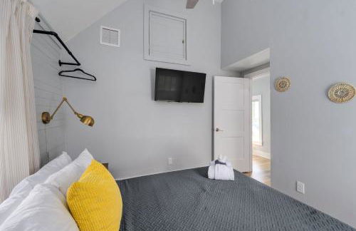 Urban Loft - City Center Walk to Everything - Photo 20