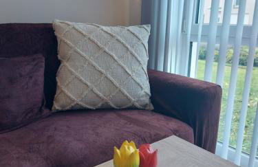 Beautiful 4-Bedroom House with Private Garden & Parking - Foto 44