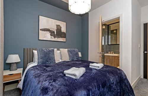 PRIME City Centre Location, THE JUKE BOX SUITE, Secure Gated FREE Parking Space, Unique STYLISH Apartment, AIR CONDITIONING & Two Bathrooms - Photo 5