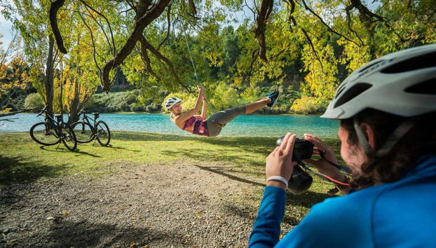Divirtiéndonos en el columpio del lago