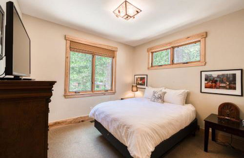 Truckee Timbers at Gray's Crossing by Tahoe Getaways - 4BR w Hot Tub, Ping Pong & EV - Foto 33