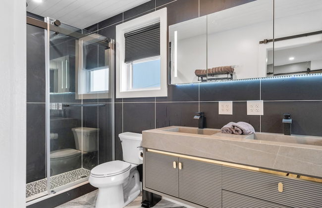 New Luxury 4 Bed Condo Perfect for Winter Rental - Photo 13