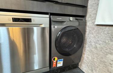 Moderno, Aconchegante e Perto de Tudo! - Foto 11