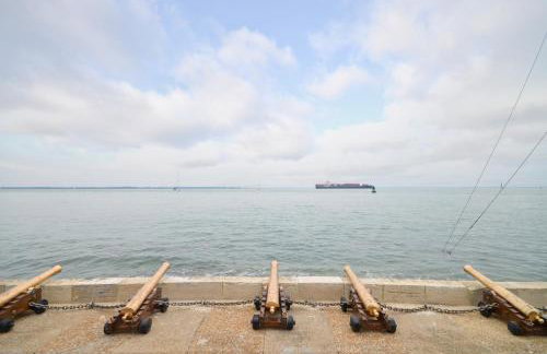 The Deck House - Seafront Upside-Down House with Solent Views, Gurnard - Foto 37